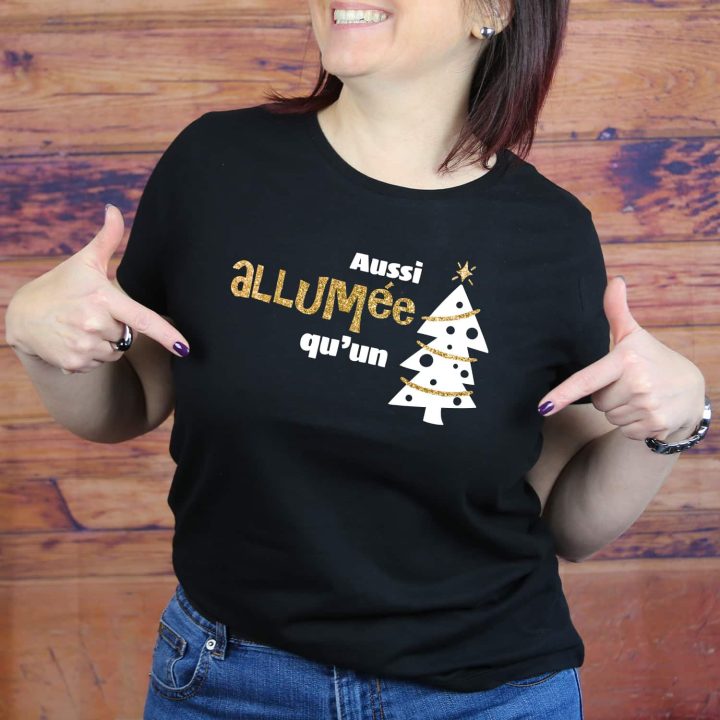 T-shirt Femme Aussi allumée qu'un sapin de Noël